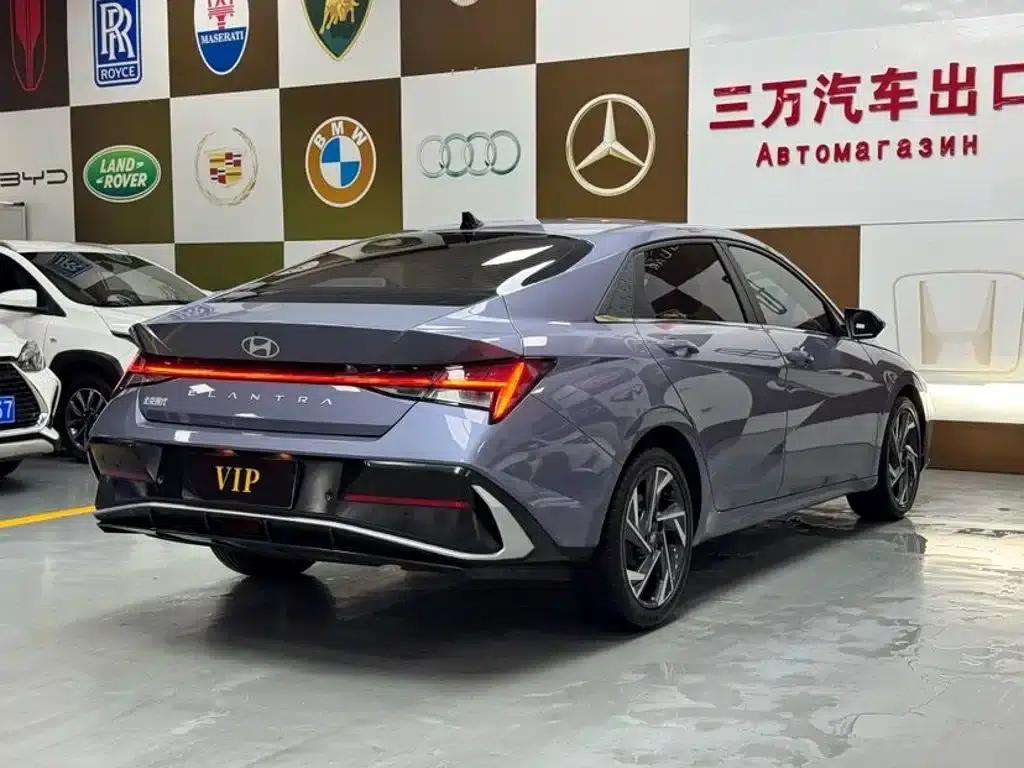 Hyundai Elantra 2023 1.5L CVT LUX Premium Edition — миниатюра 6