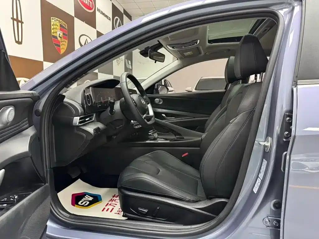 Hyundai Elantra 2023 1.5L CVT LUX Premium Edition — миниатюра 7