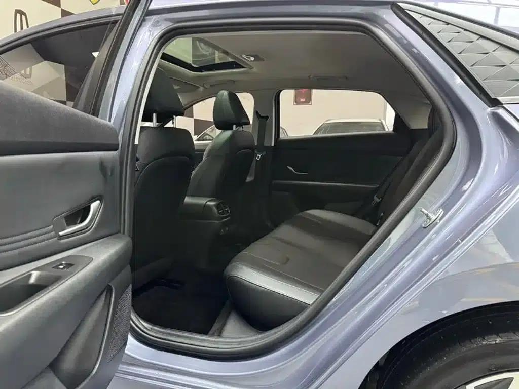 Hyundai Elantra 2023 1.5L CVT LUX Premium Edition — миниатюра 8