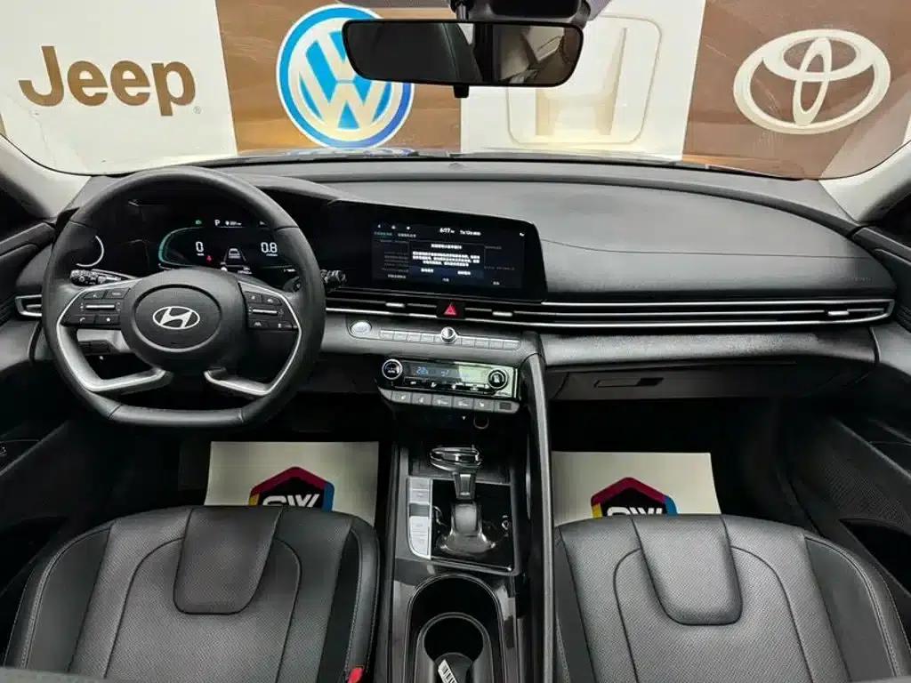 Hyundai Elantra 2023 1.5L CVT LUX Premium Edition — миниатюра 9