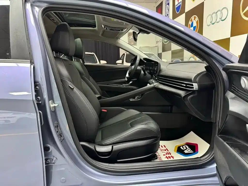 Hyundai Elantra 2023 1.5L CVT LUX Premium Edition — миниатюра 10