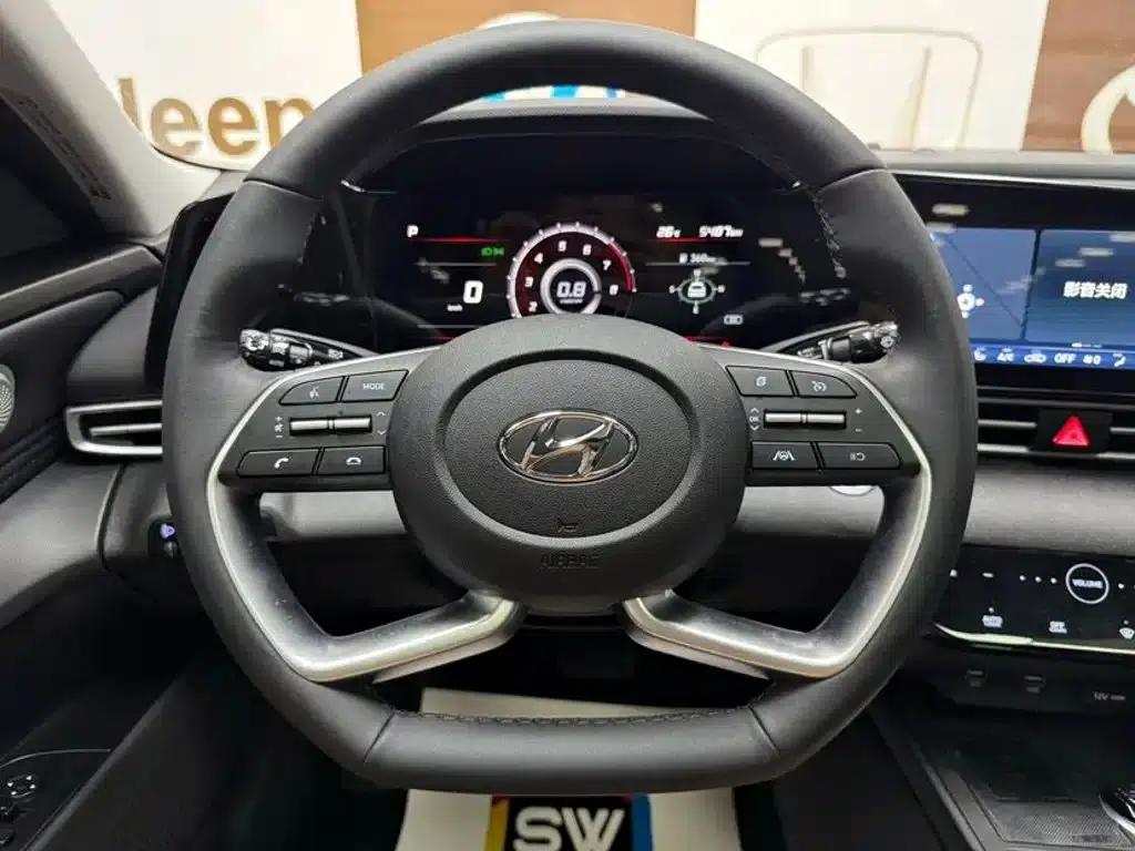 Hyundai Elantra 2022 1.5L CVT LUX Premium Edition — миниатюра 11