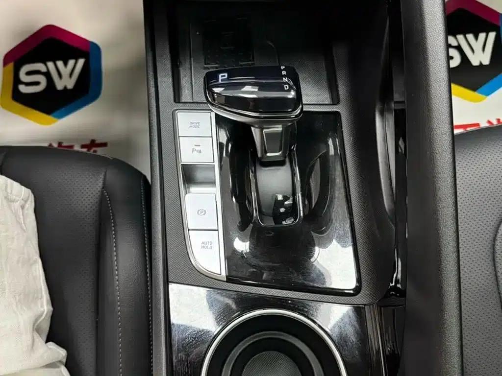 Hyundai Elantra 2022 1.5L CVT LUX Premium Edition — миниатюра 12