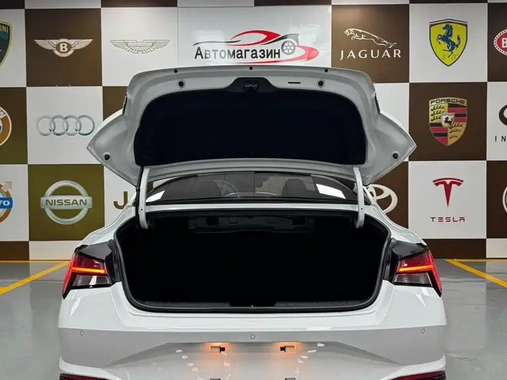 Hyundai Elantra 2022 1.5L CVT LUX Premium Edition — миниатюра 17