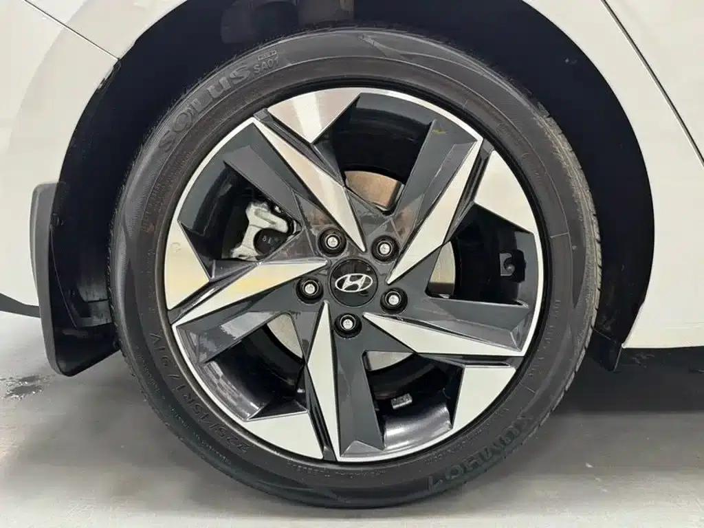 Hyundai Elantra 2022 1.5L CVT LUX Premium Edition — миниатюра 19