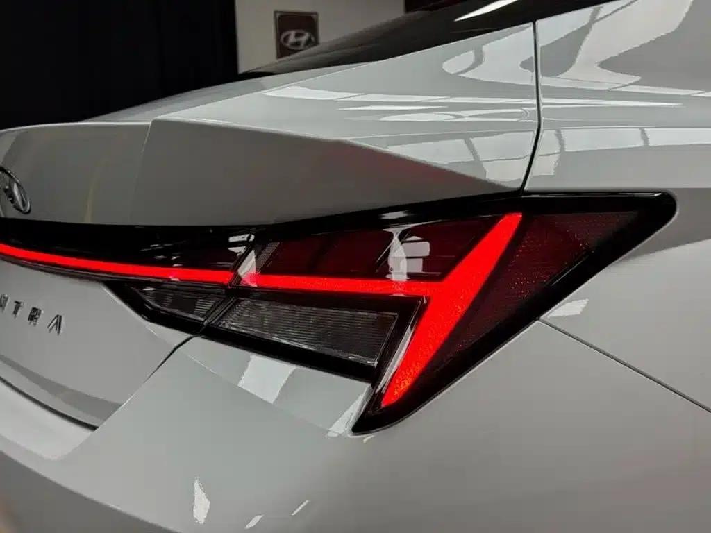 Hyundai Elantra 2022 1.5L CVT LUX Premium Edition — миниатюра 20