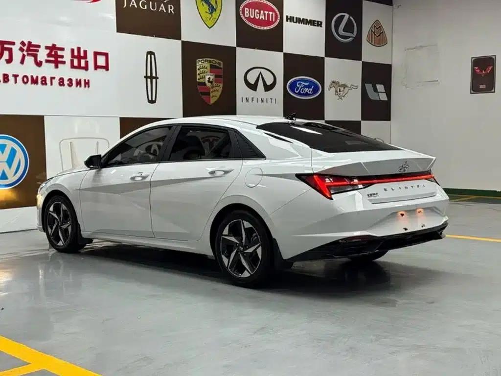 Hyundai Elantra 2022 1.5L CVT LUX Premium Edition — миниатюра 4