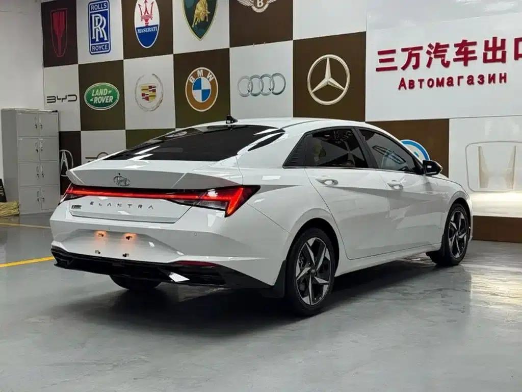 Hyundai Elantra 2022 1.5L CVT LUX Premium Edition — миниатюра 6