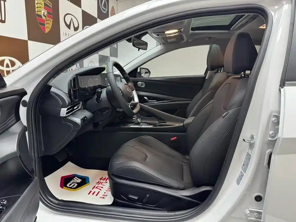 Hyundai Elantra 2022 1.5L CVT LUX Premium Edition — миниатюра 7