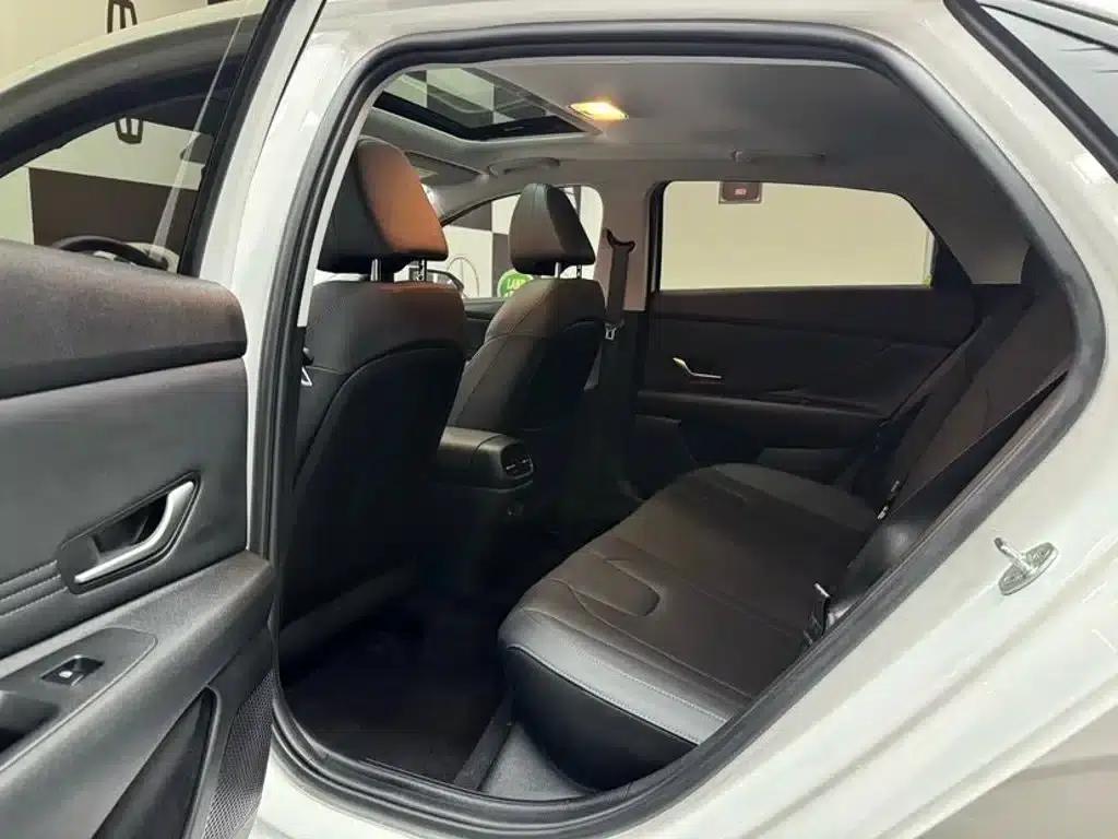 Hyundai Elantra 2022 1.5L CVT LUX Premium Edition — миниатюра 8
