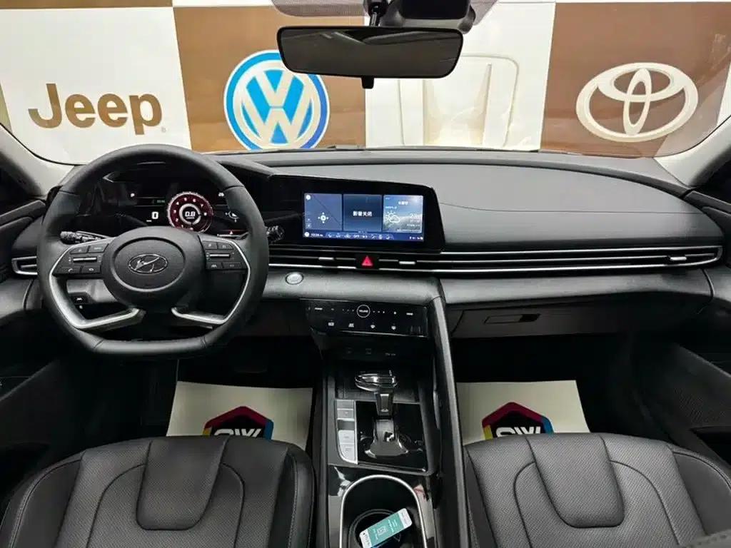 Hyundai Elantra 2022 1.5L CVT LUX Premium Edition — миниатюра 9