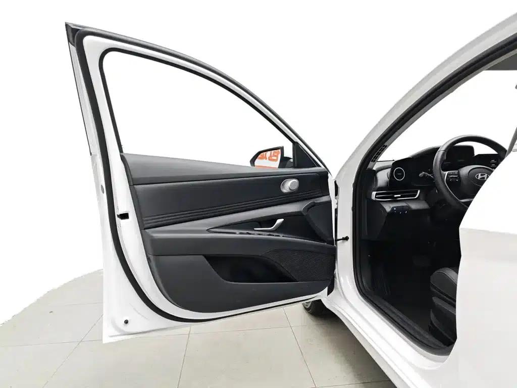 Hyundai Elantra 2023 1.5L CVT GLX Elite Edition — миниатюра 8