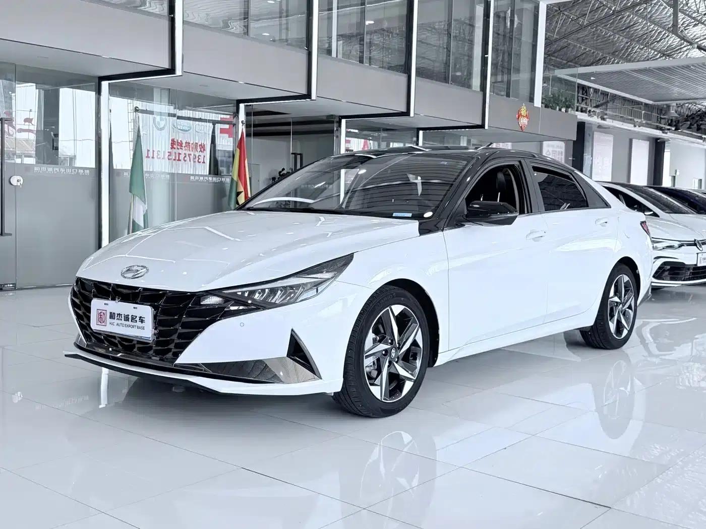 Hyundai Elantra 2022 1.5L CVT LUX Premium Edition — миниатюра 1