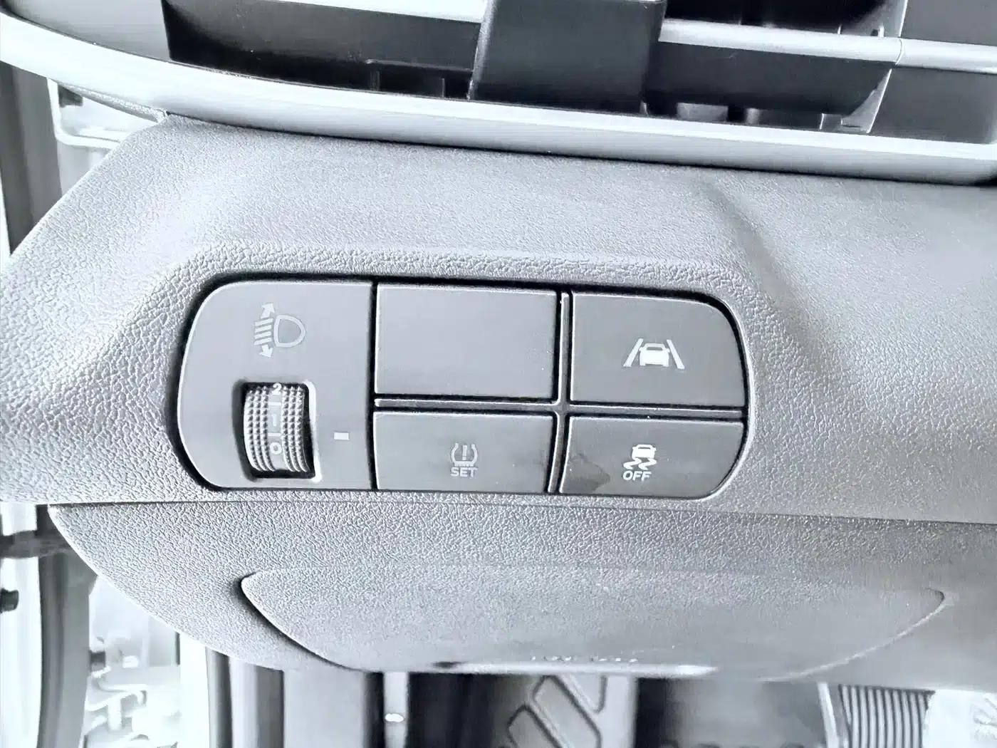 Hyundai Elantra 2022 1.5L CVT LUX Premium Edition — миниатюра 13
