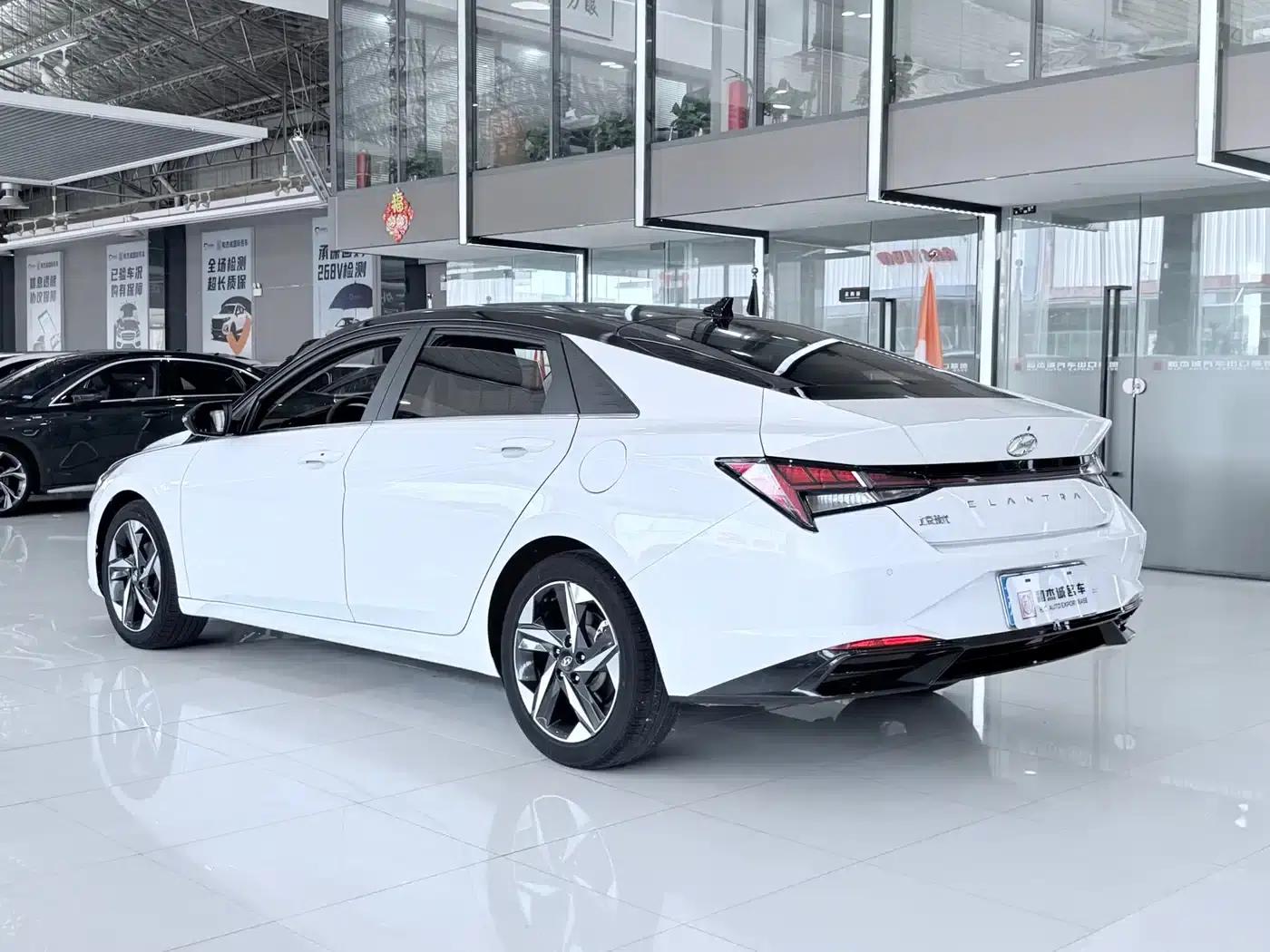 Hyundai Elantra 2022 1.5L CVT LUX Premium Edition — миниатюра 14