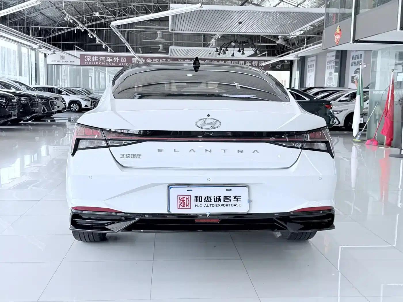 Hyundai Elantra 2022 1.5L CVT LUX Premium Edition — миниатюра 15