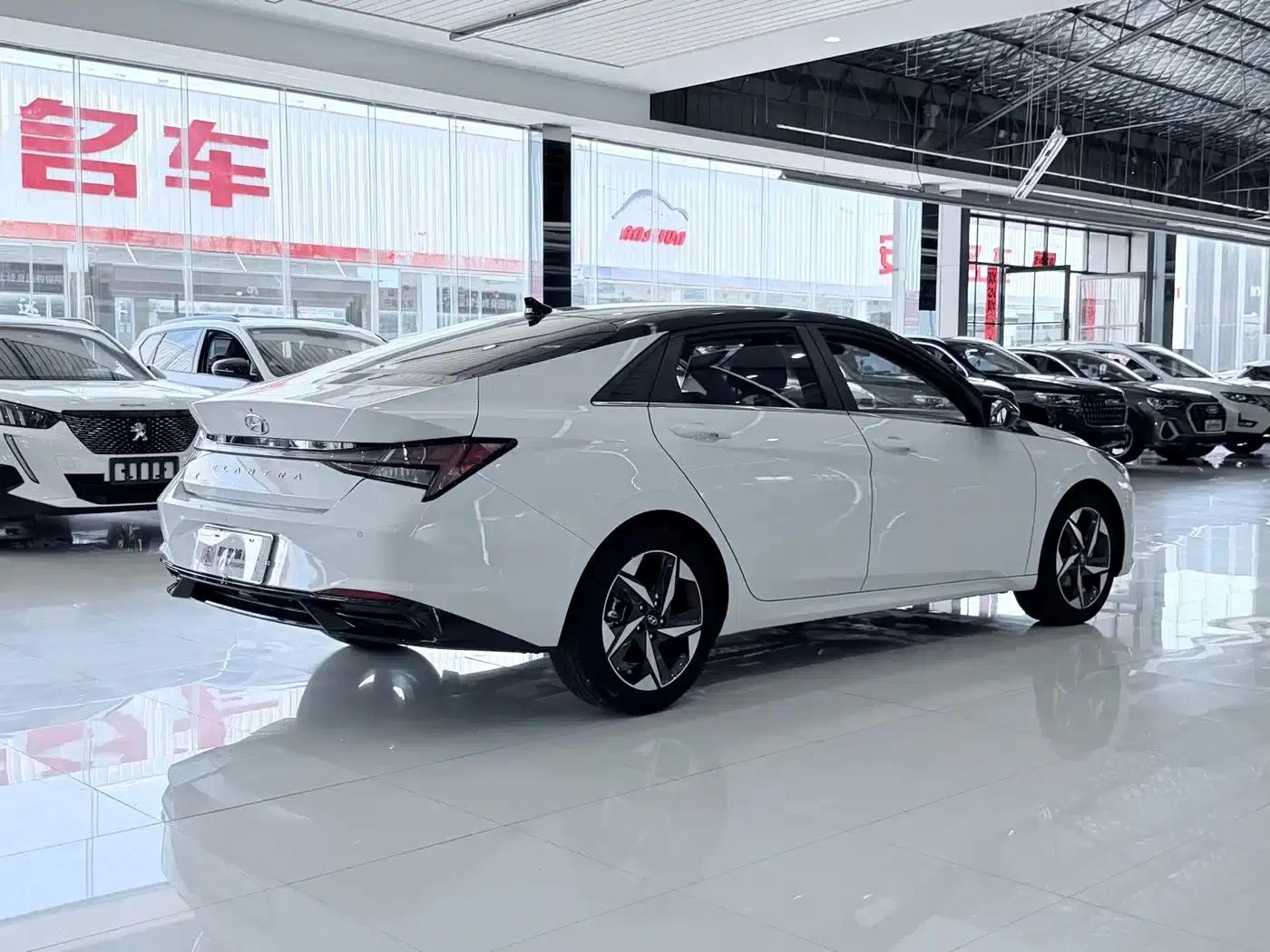 Hyundai Elantra 2022 1.5L CVT LUX Premium Edition — миниатюра 16
