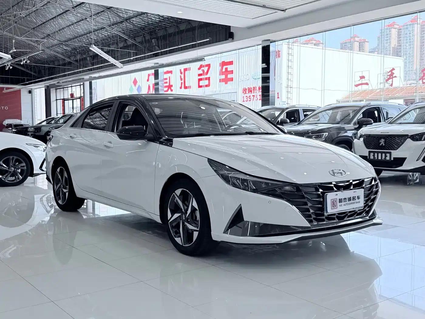 Hyundai Elantra 2022 1.5L CVT LUX Premium Edition — миниатюра 3