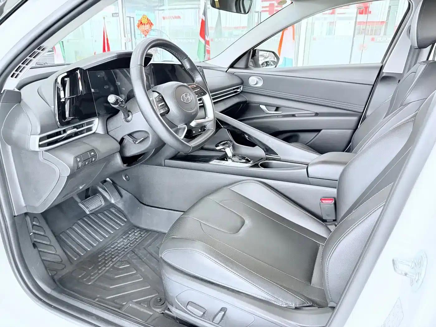 Hyundai Elantra 2022 1.5L CVT LUX Premium Edition — миниатюра 4