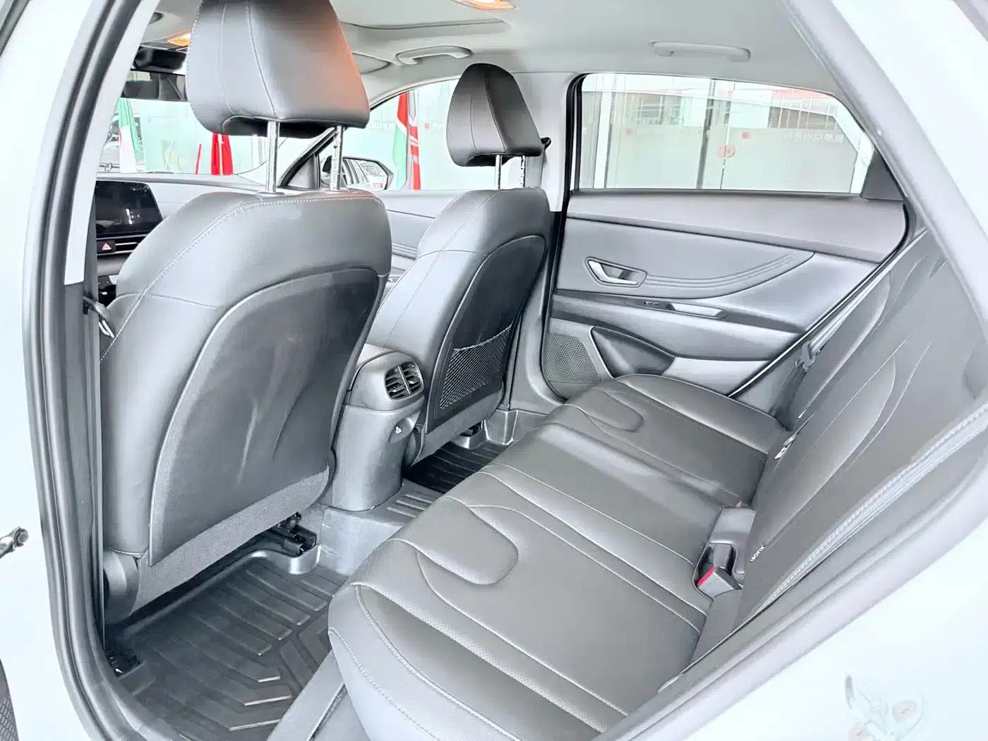 Hyundai Elantra 2022 1.5L CVT LUX Premium Edition — миниатюра 6