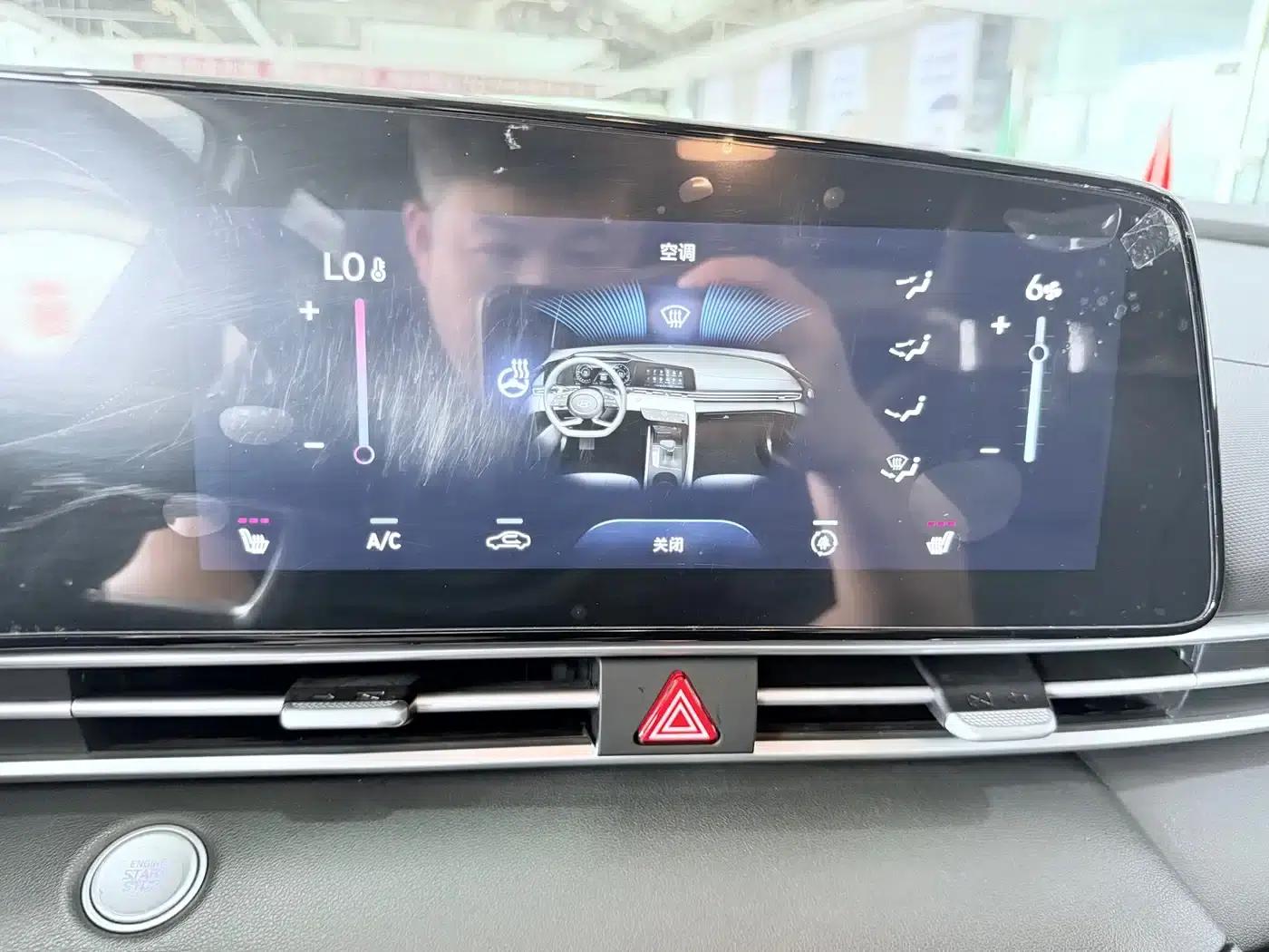 Hyundai Elantra 2022 1.5L CVT LUX Premium Edition — миниатюра 8