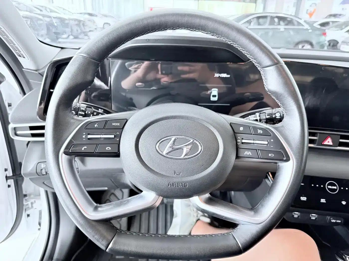 Hyundai Elantra 2022 1.5L CVT LUX Premium Edition — миниатюра 10