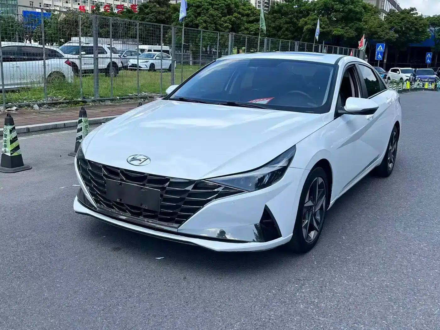 Hyundai Elantra 2022 1.5L CVT LUX Premium Edition — миниатюра 1
