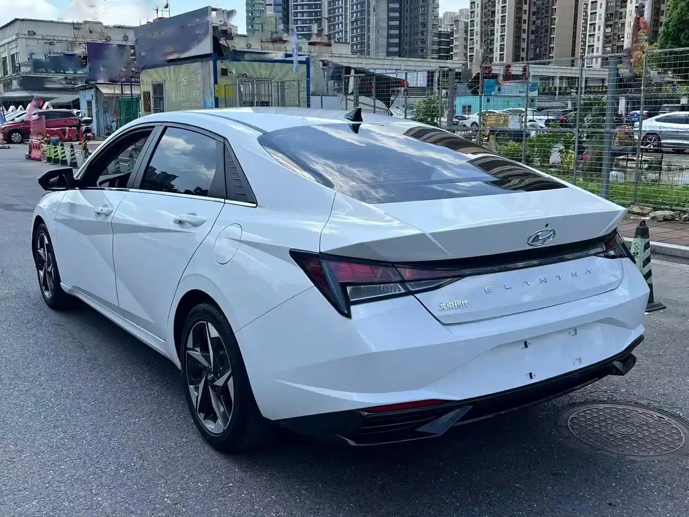 Hyundai Elantra 2022 1.5L CVT LUX Premium Edition — миниатюра 2