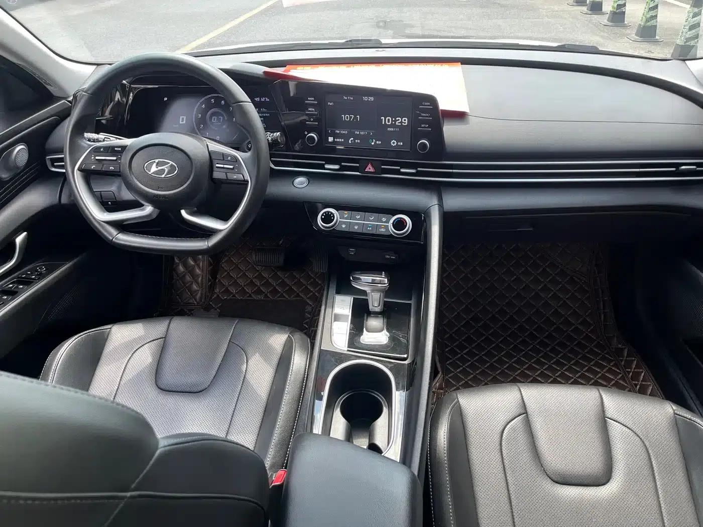 Hyundai Elantra 2022 1.5L CVT LUX Premium Edition — миниатюра 13