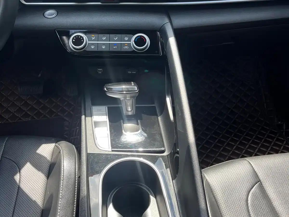 Hyundai Elantra 2022 1.5L CVT LUX Premium Edition — миниатюра 15