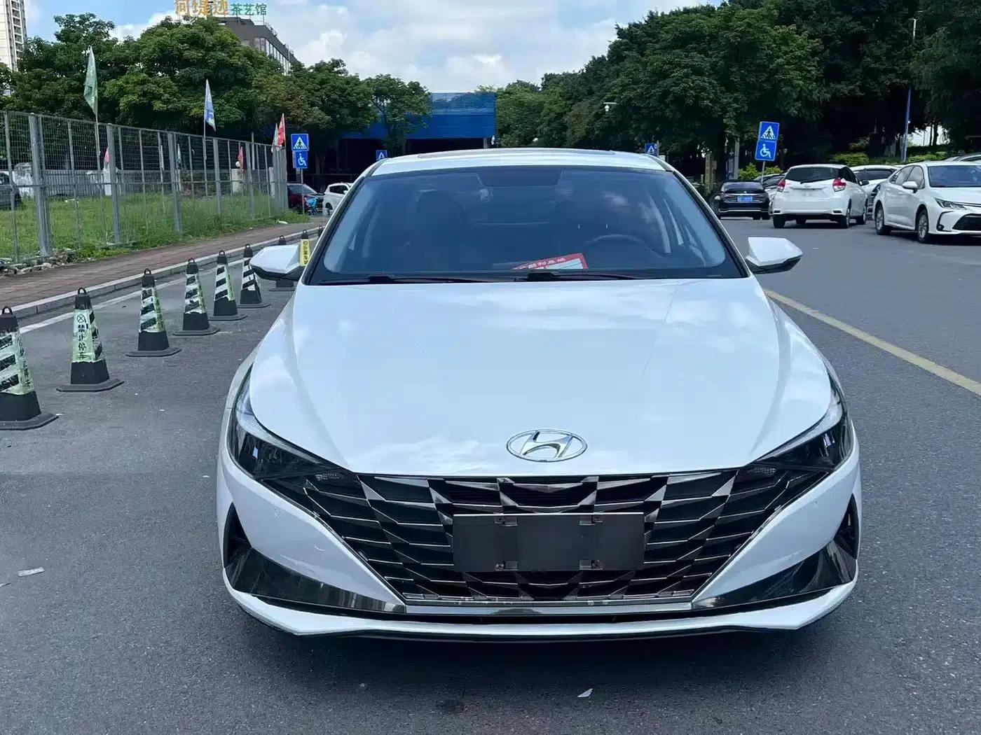 Hyundai Elantra 2022 1.5L CVT LUX Premium Edition — миниатюра 3