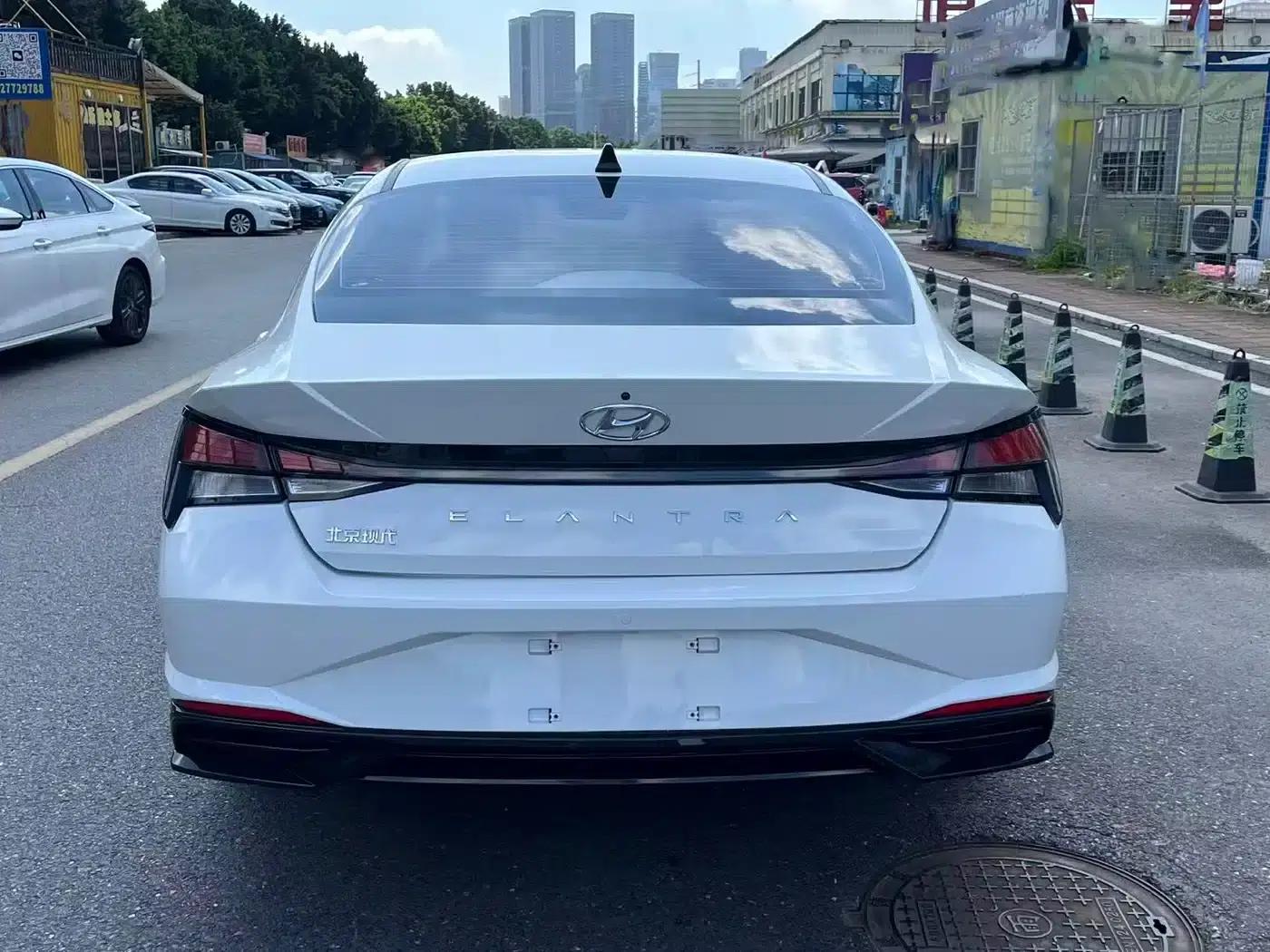 Hyundai Elantra 2022 1.5L CVT LUX Premium Edition — миниатюра 4
