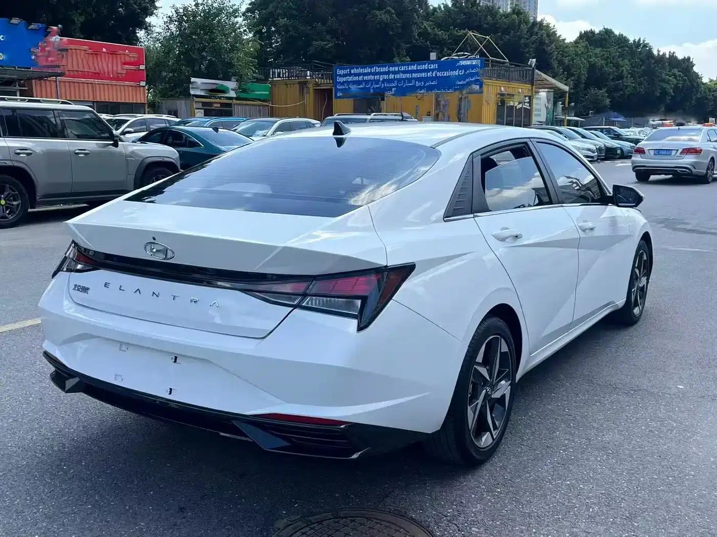 Hyundai Elantra 2022 1.5L CVT LUX Premium Edition — миниатюра 5