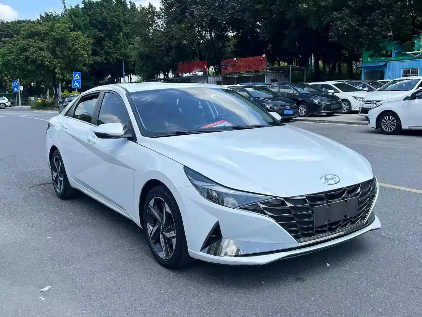 Hyundai Elantra 2022 1.5L CVT LUX Premium Edition — миниатюра 6