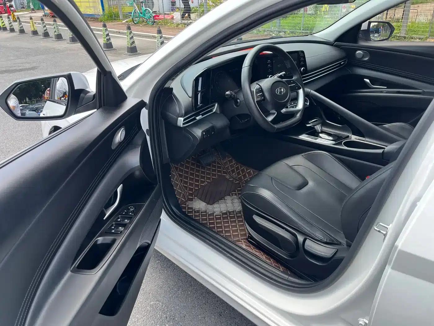Hyundai Elantra 2022 1.5L CVT LUX Premium Edition — миниатюра 8