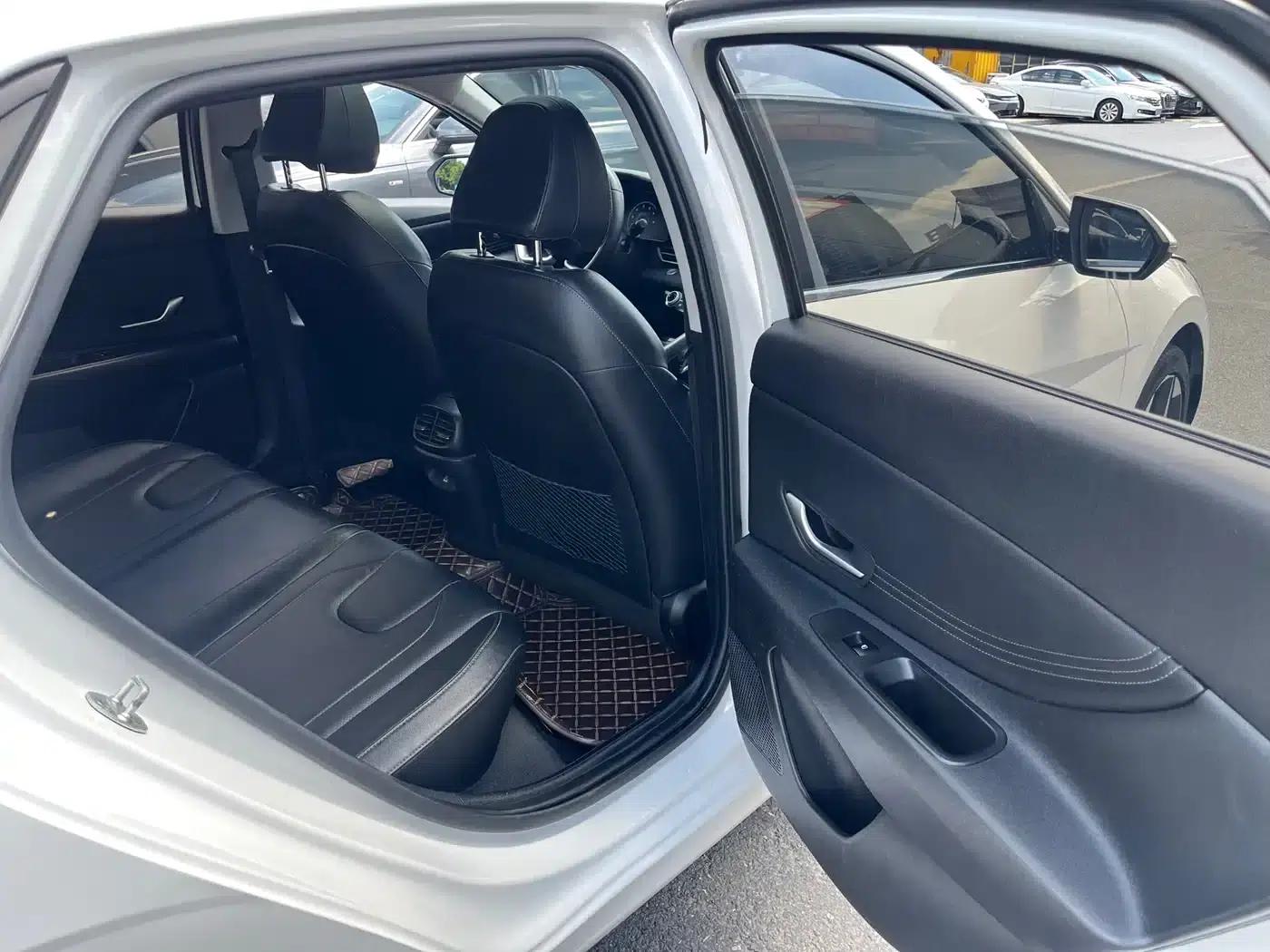 Hyundai Elantra 2022 1.5L CVT LUX Premium Edition — миниатюра 10