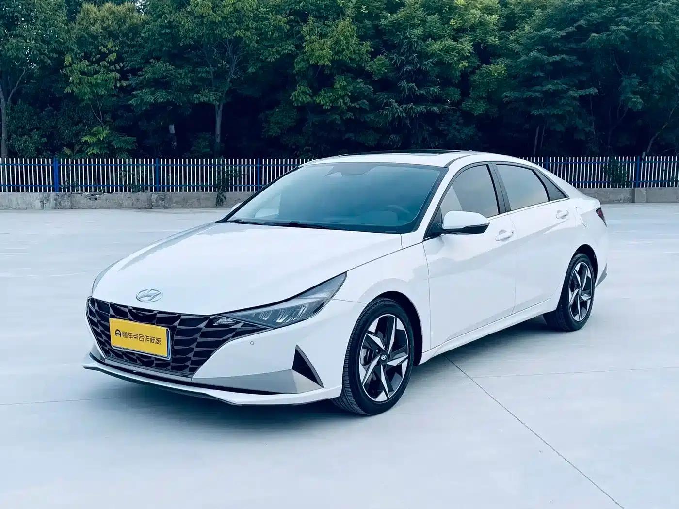 Hyundai Elantra 2022 1.5L CVT LUX Premium Edition — миниатюра 1
