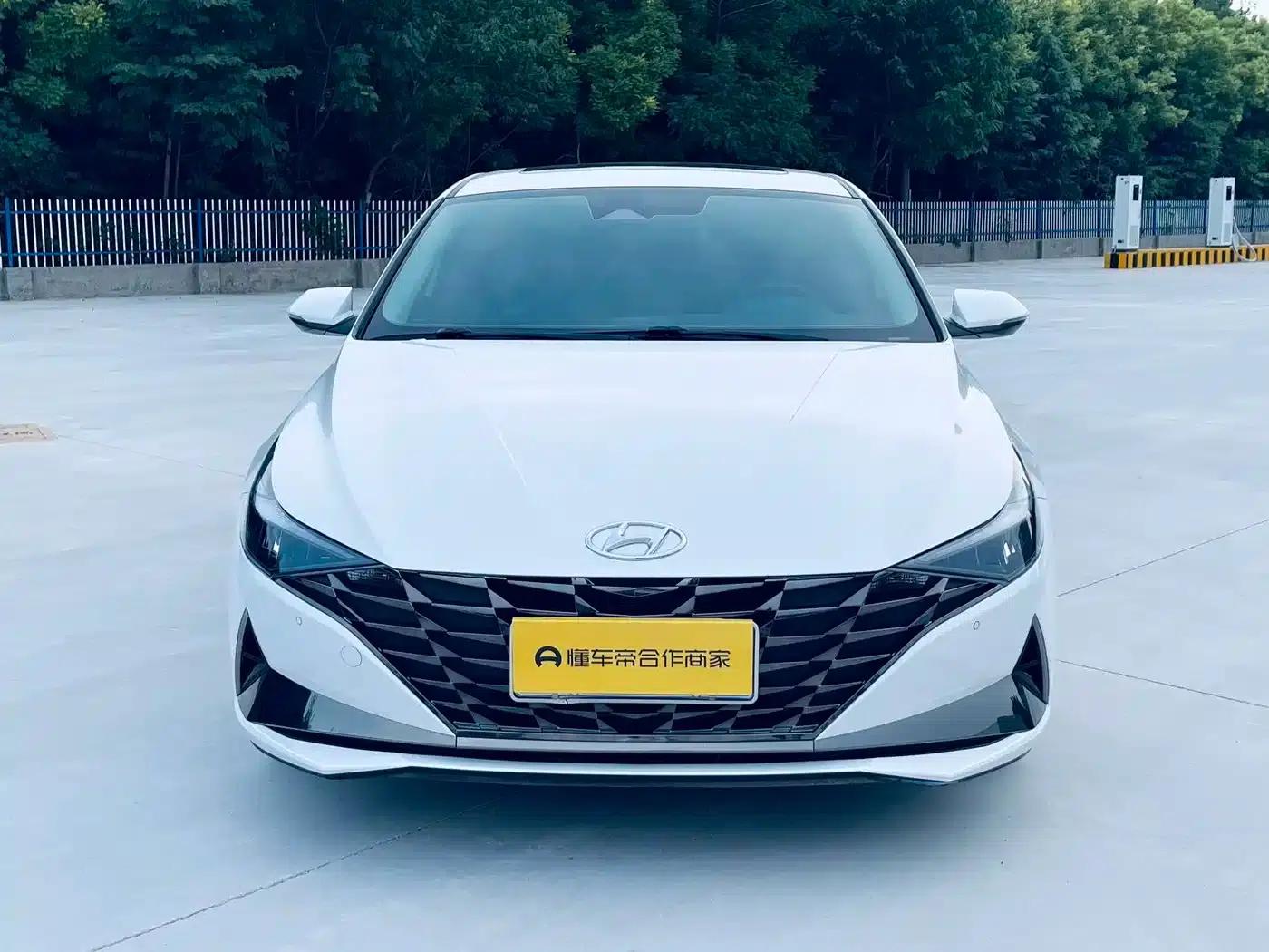 Hyundai Elantra 2022 1.5L CVT LUX Premium Edition — миниатюра 2