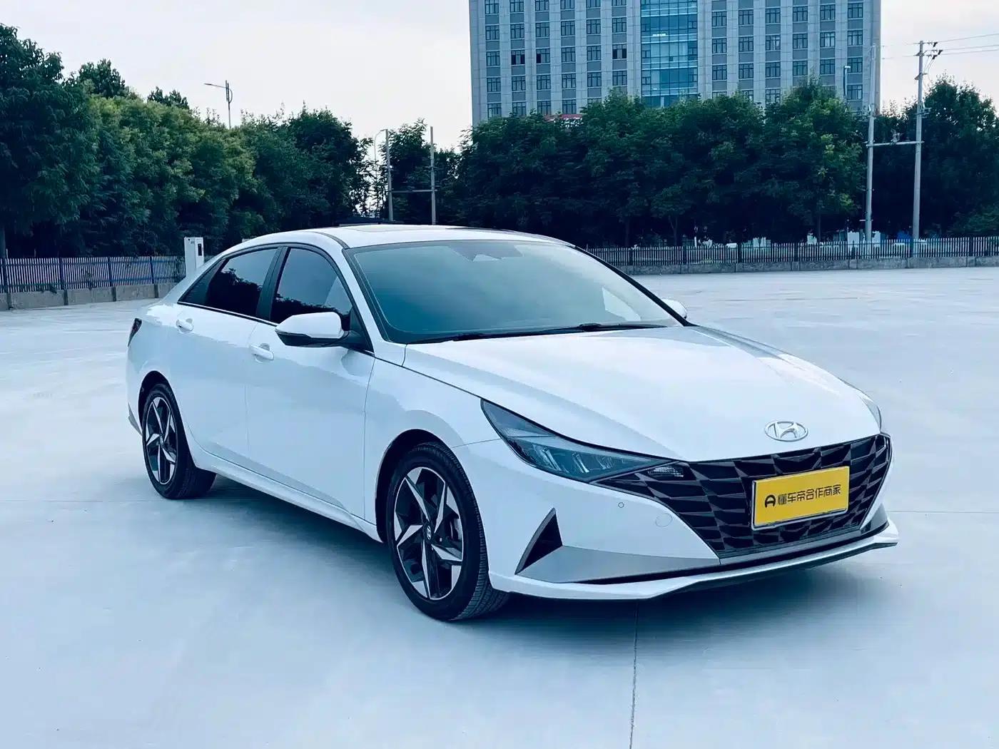 Hyundai Elantra 2022 1.5L CVT LUX Premium Edition — миниатюра 3