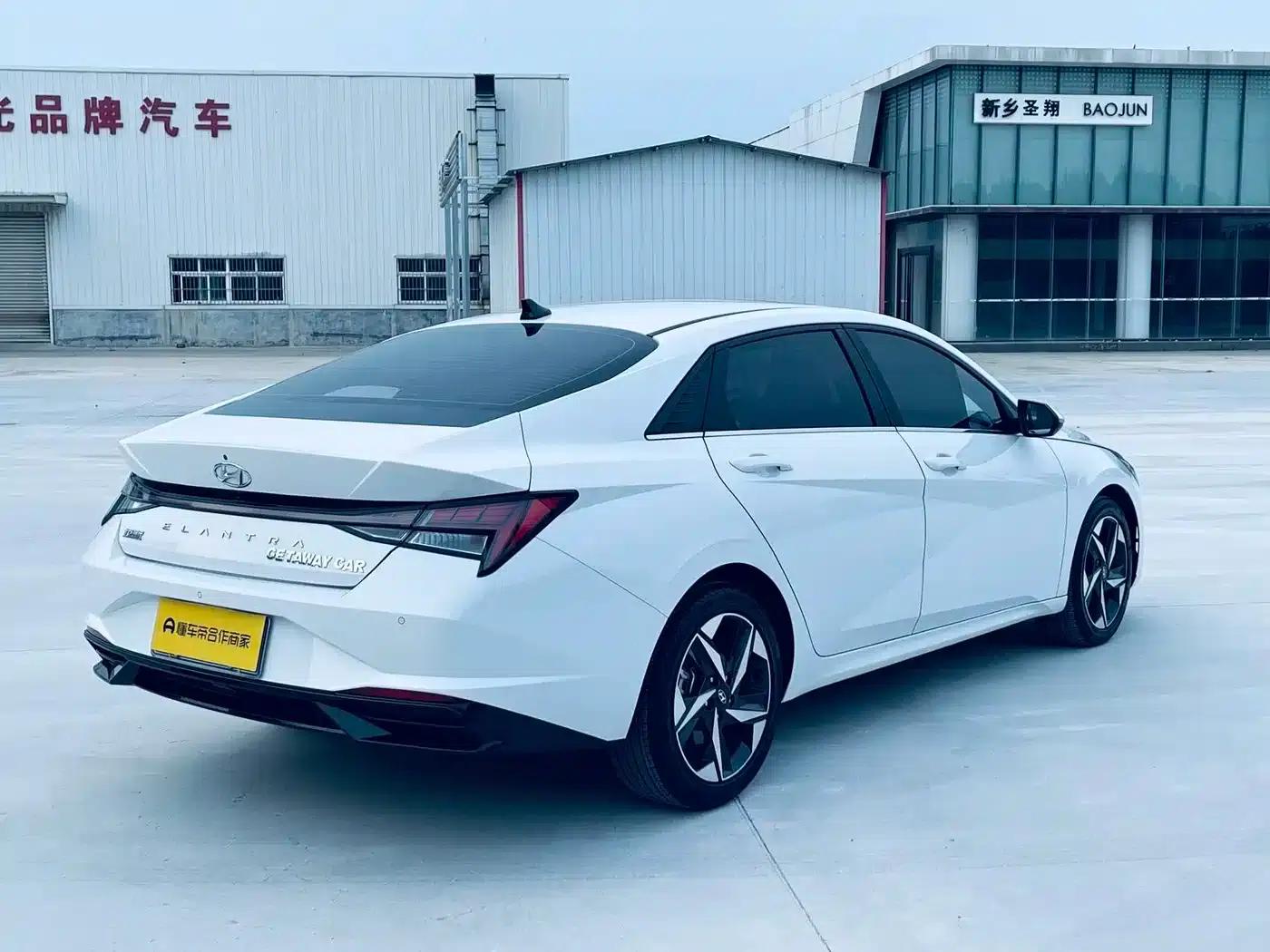 Hyundai Elantra 2022 1.5L CVT LUX Premium Edition — миниатюра 4