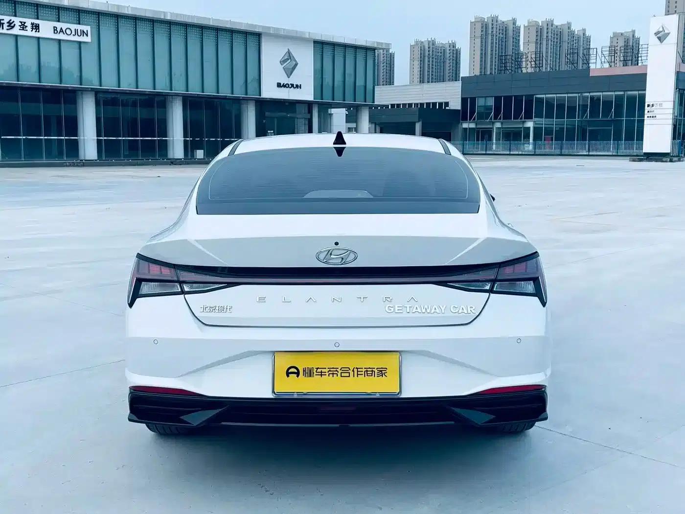 Hyundai Elantra 2022 1.5L CVT LUX Premium Edition — миниатюра 5