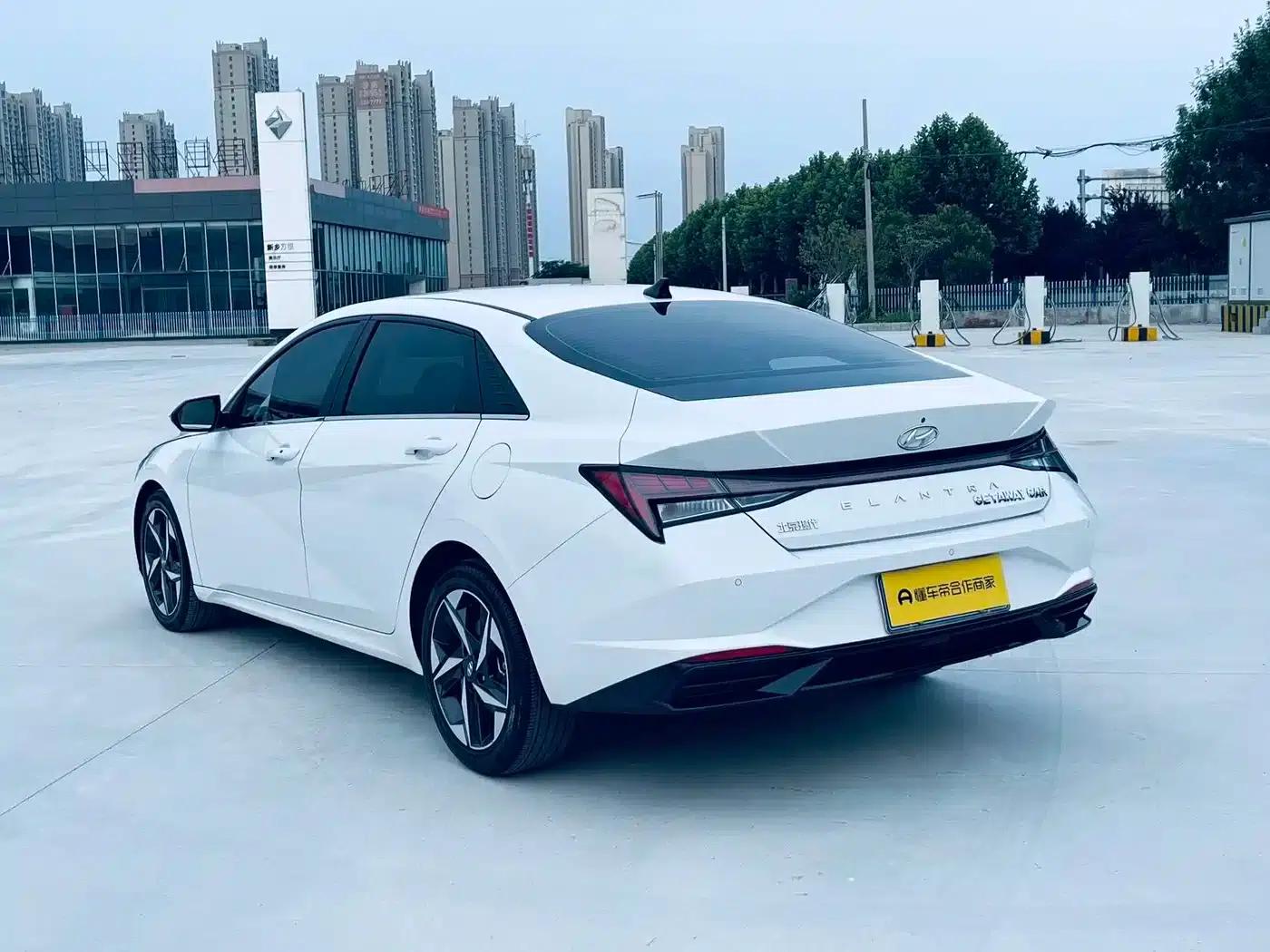Hyundai Elantra 2022 1.5L CVT LUX Premium Edition — миниатюра 6