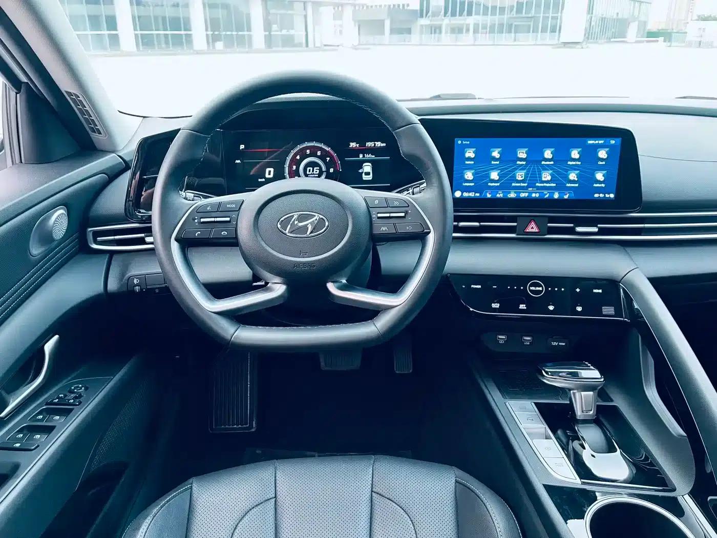 Hyundai Elantra 2022 1.5L CVT LUX Premium Edition — миниатюра 8