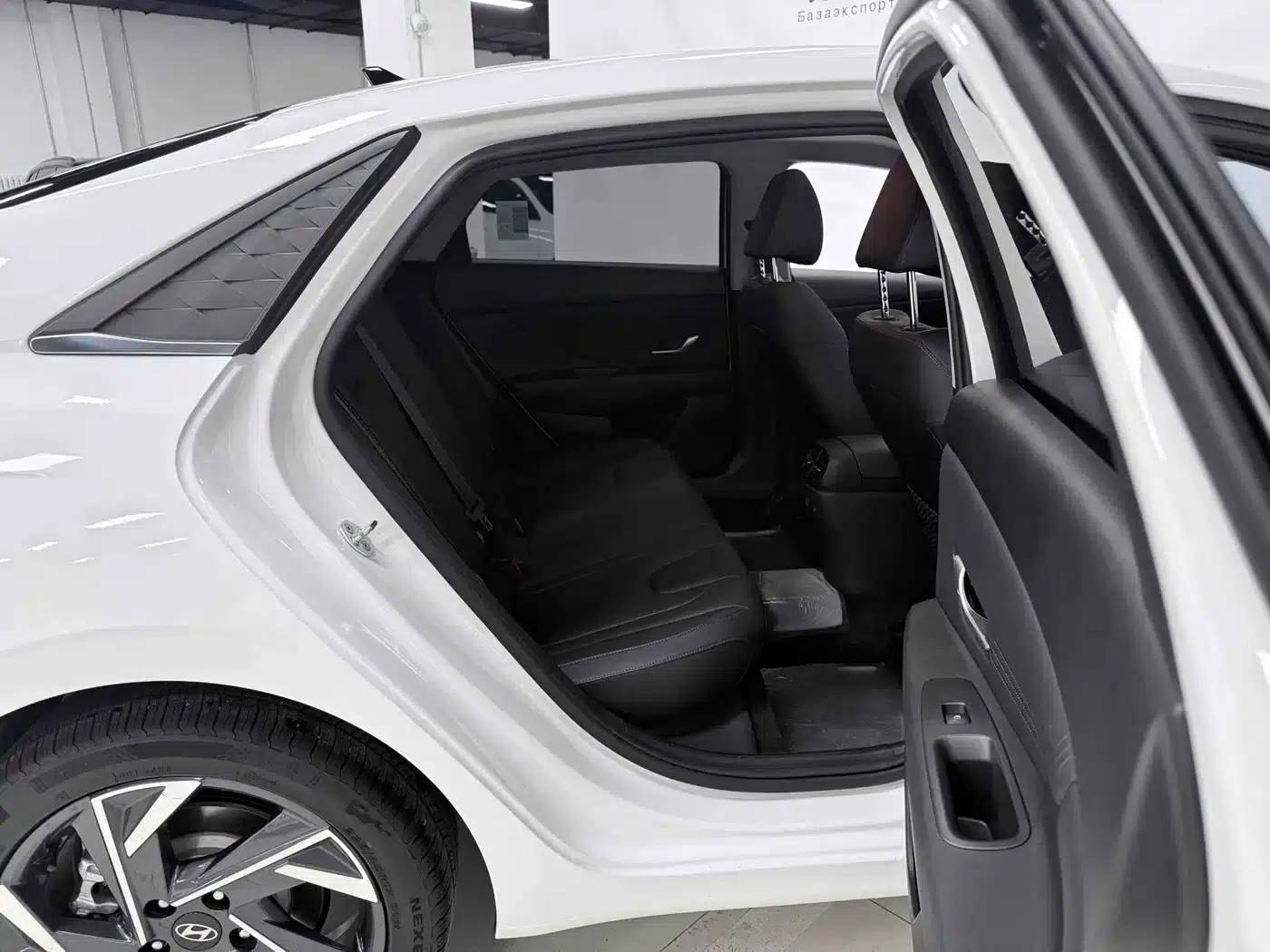 Hyundai Elantra 2023 1.5L CVT GLX Elite Edition — миниатюра 11