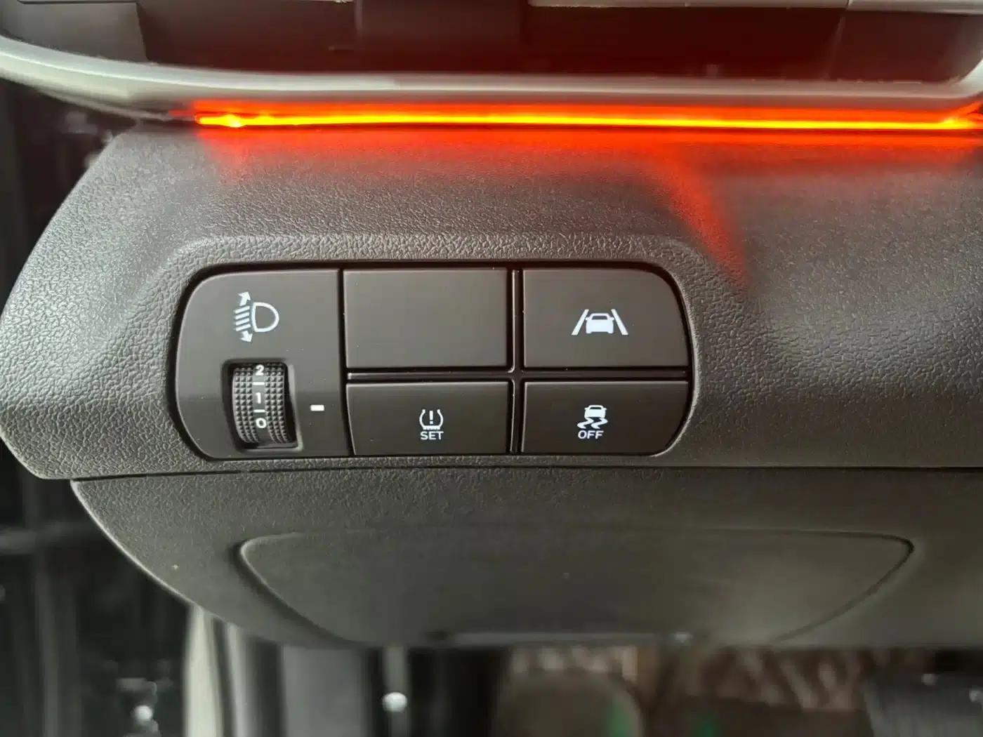 Hyundai Elantra 2022 1.5L CVT LUX Premium Edition — миниатюра 12