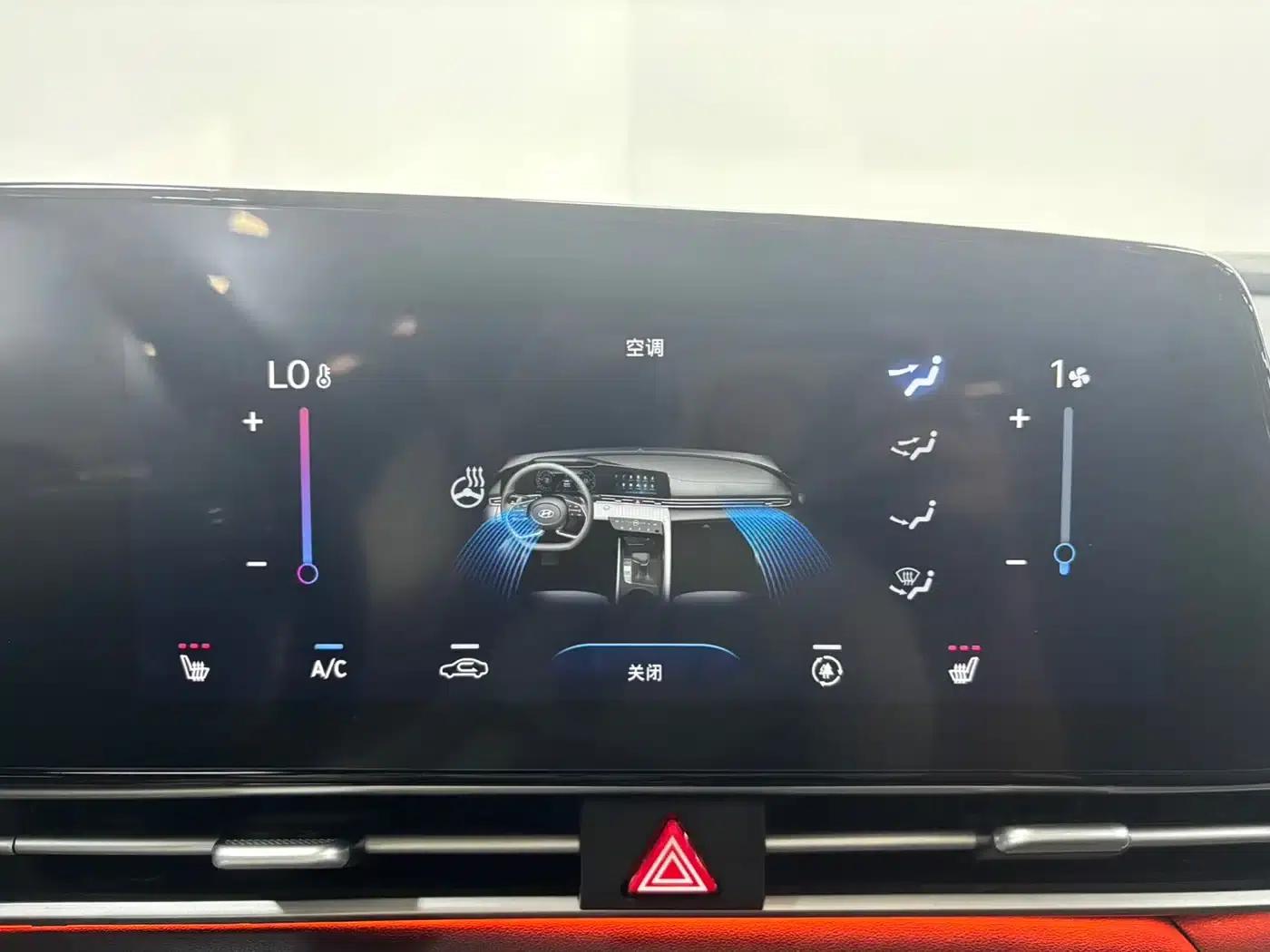Hyundai Elantra 2022 1.5L CVT LUX Premium Edition — миниатюра 13