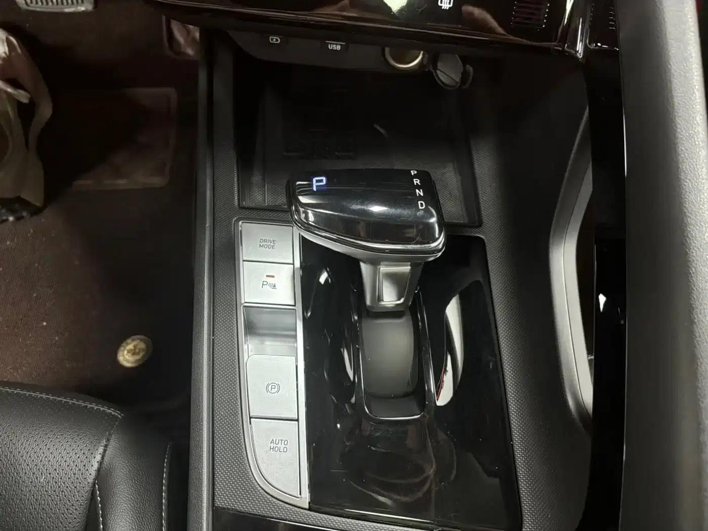 Hyundai Elantra 2022 1.5L CVT LUX Premium Edition — миниатюра 15
