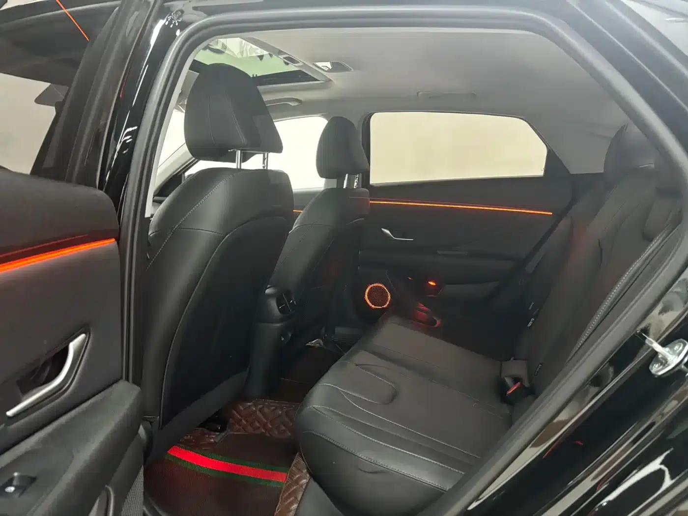 Hyundai Elantra 2022 1.5L CVT LUX Premium Edition — миниатюра 18