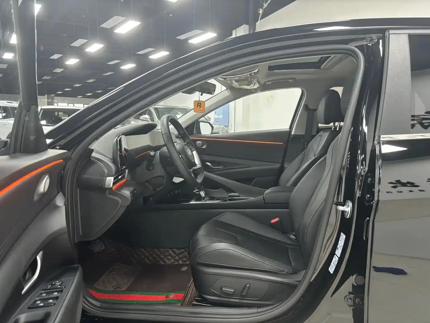 Hyundai Elantra 2022 1.5L CVT LUX Premium Edition — миниатюра 22