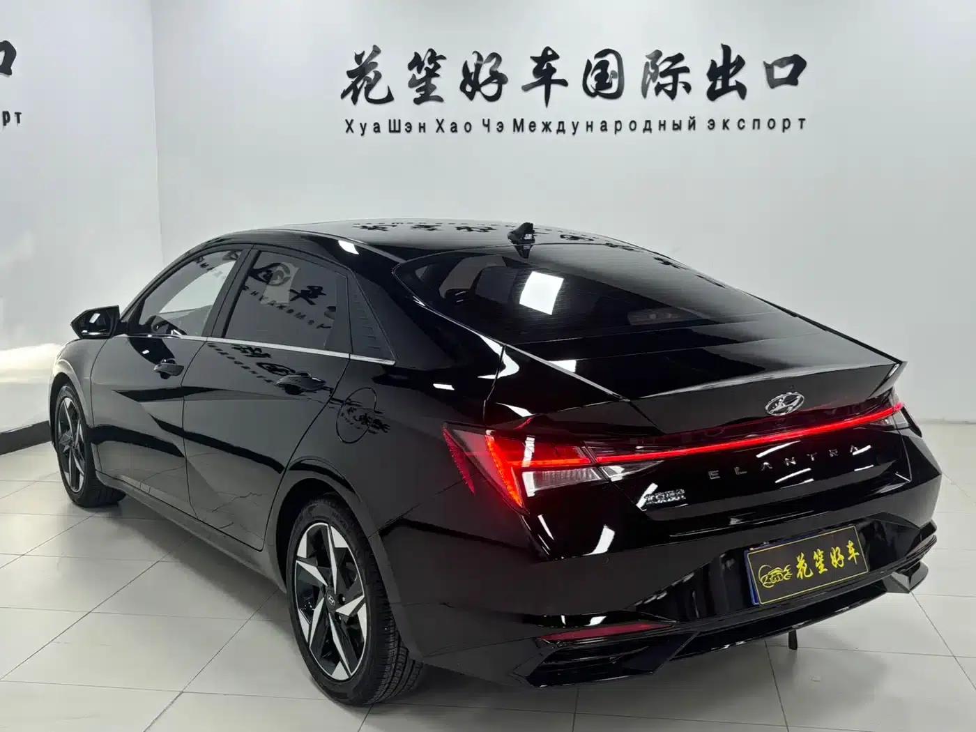 Hyundai Elantra 2022 1.5L CVT LUX Premium Edition — миниатюра 6